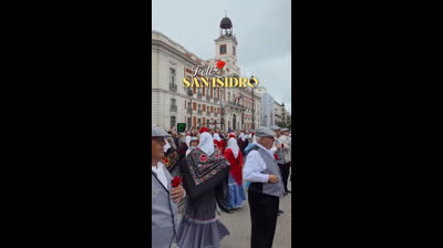 No hay mejor forma de celebrar el día de San Isidro que en la Puerta del Sol convertida en una auténtica pista de baile.