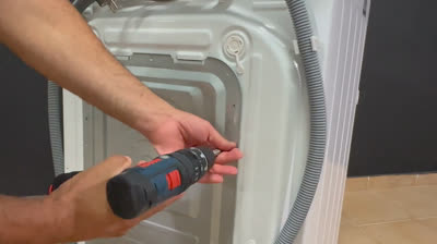 ¿Por qué pierde agua tu lavadora LG por debajo? 3 sitios donde puede ser
