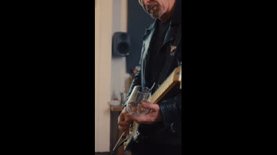 EL ARQUITECTO DEL SONIDO: EL ESTILO ÚNICO DE THE EDGE Y SU GUITARRA