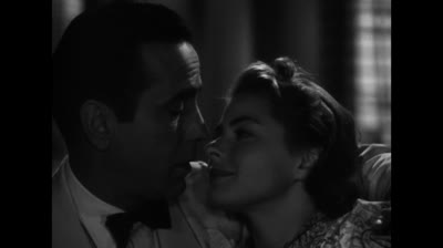 Durante a Segunda Guerra Mundial, muitos fugitivos tentavam escapar dos nazistas por uma rota que passava pela cidade de Casablanca. O exilado americano Rick Blaine (Humphrey Bogart) encontrou refúgio na cidade, dirigindo uma das principais casas noturnas