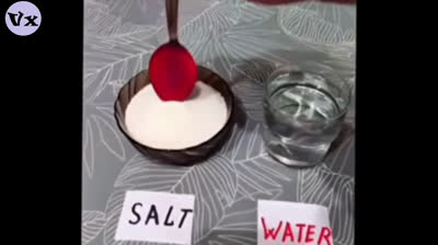 Expérience physique _ une cuillère brûlante dans du sel, eau, sucre