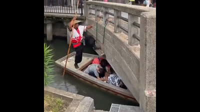 Yanagawa River Boat Operators Bring the Drama to Every Ride