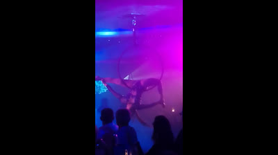 la danseuse Lou sur cercle suspendu